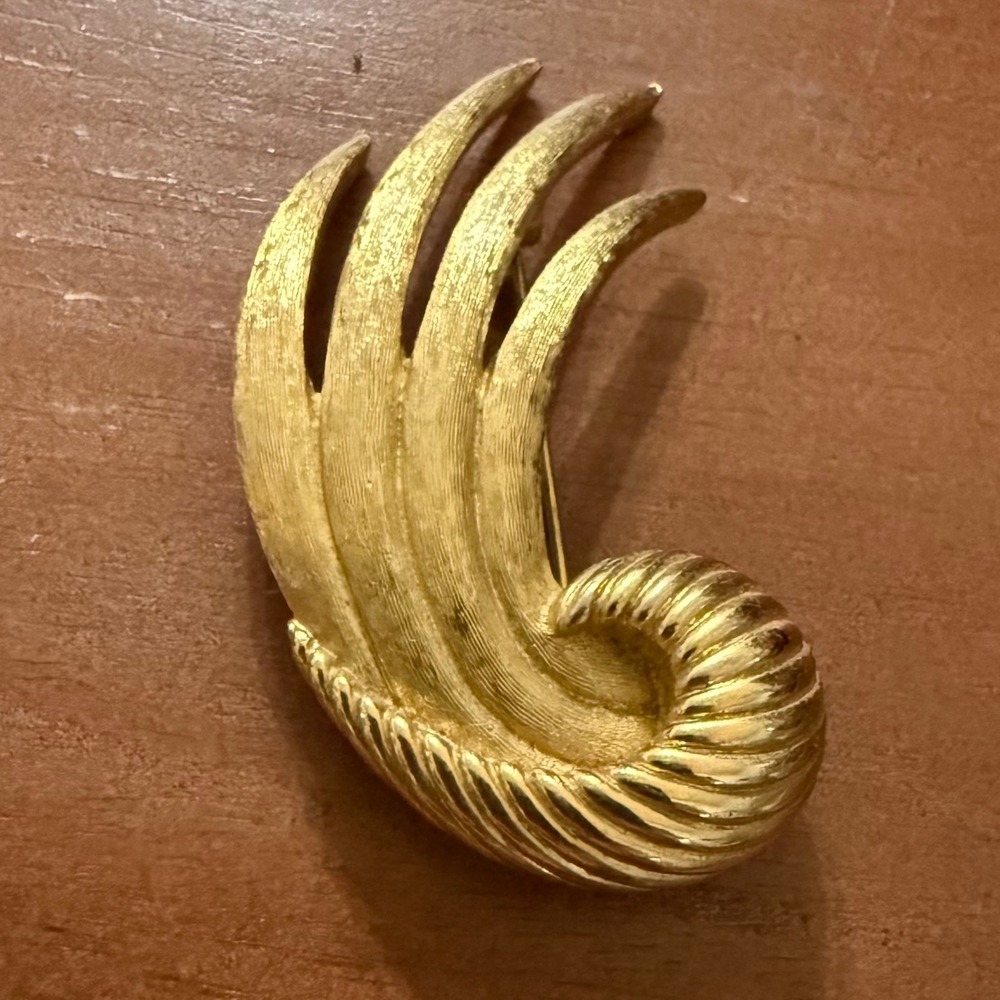 Vintage MONET Gold Tone Textured Swirl Feather Brooch Pin Costume Jewelry MCM